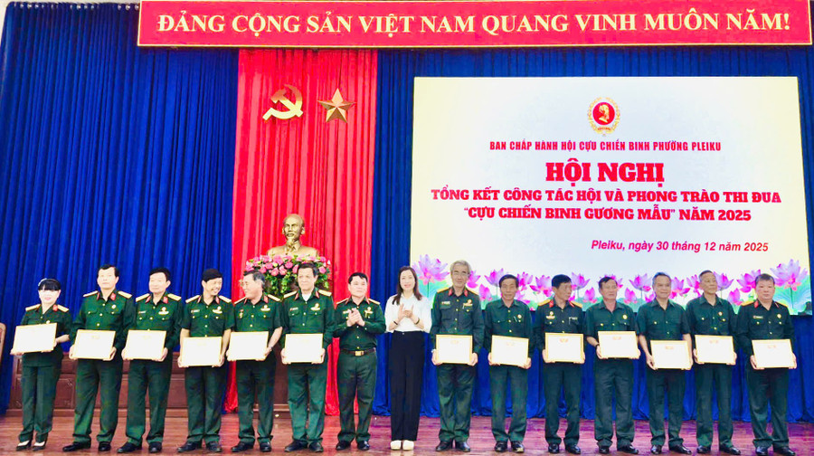 ban-chap-hanh-hoi-cuu-chien-binh-phuong-pleiku-tang-giay-khen-cho-13-tap-the-co-thanh-tich-xuat-sac.jpg