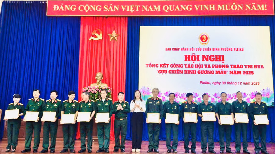 ban-chap-hanh-hoi-cuu-chien-binh-phuong-pleiku-tang-giay-khen-cho-13-tap-the-co-thanh-tich-xuat-sac.jpg
