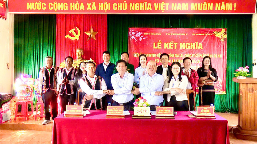 lanh-dao-uy-ban-mttq-viet-nam-tinh-gia-lai-va-dai-dien-lang-kol-ky-ket-bien-ban-ket-nghia.jpg