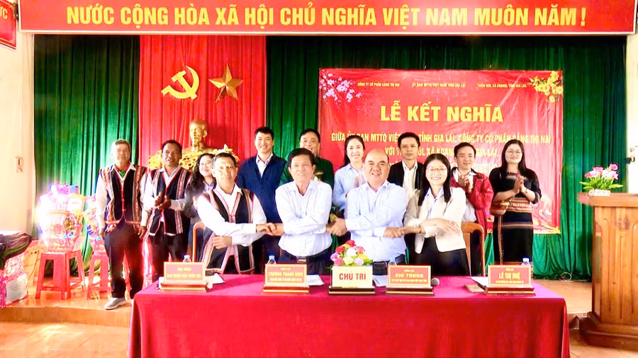 lanh-dao-uy-ban-mttq-viet-nam-tinh-gia-lai-va-dai-dien-lang-kol-ky-ket-bien-ban-ket-nghia.jpg