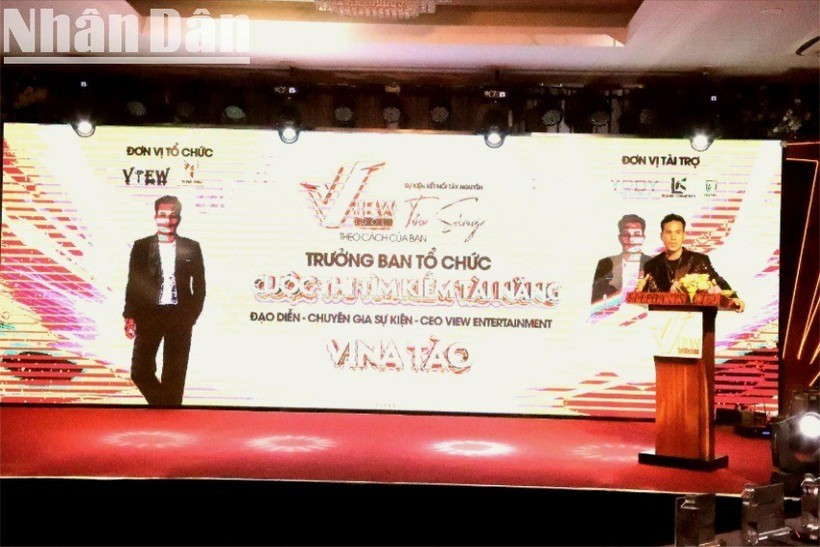 Đại diện Ban tổ chức thông tin về cuộc thi tại buổi họp báo. view-idol.jpg
