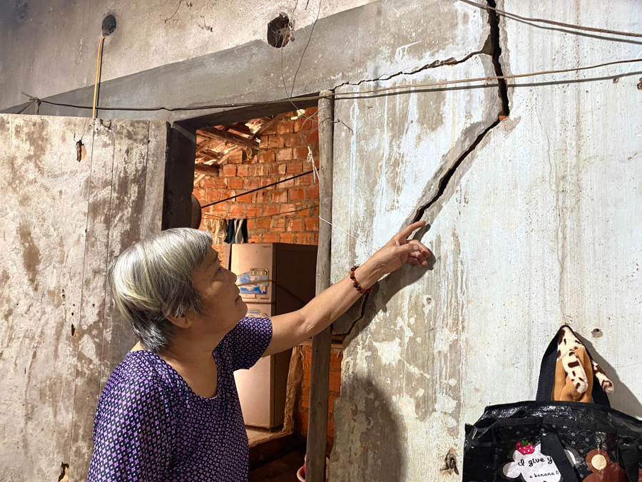Ngôi nhà của bà Phan Thị Âu (ở khu phố Lại Khánh Tây, phường Bồng Sơn) xuất hiện nhiều vết nứt lớn gây nguy cơ mất an toàn. Ảnh: N.C 1.jpg