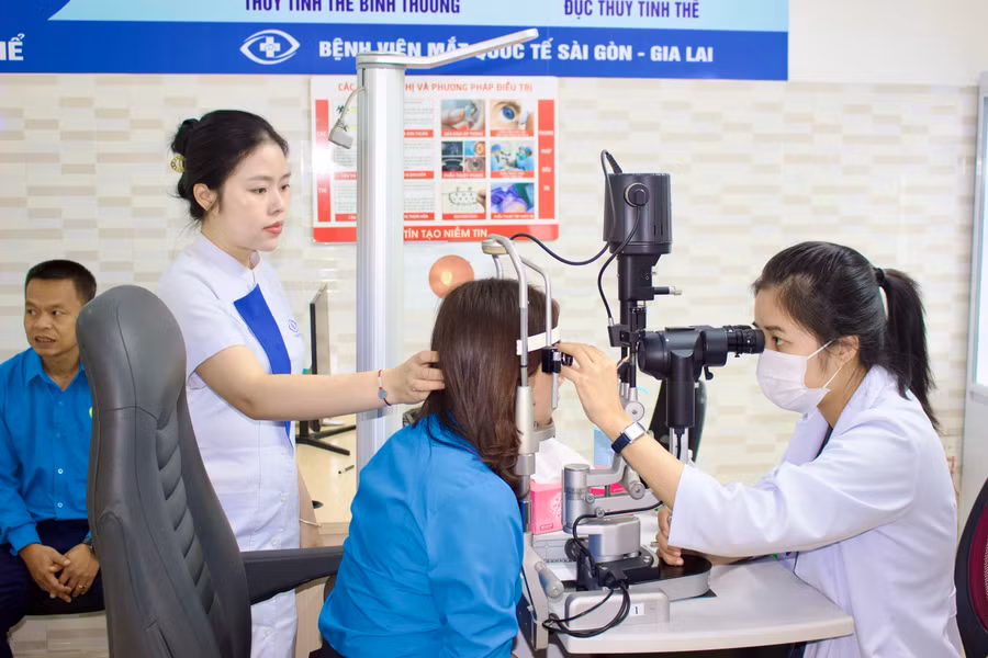 bac-si-benh-vien-mat-quoc-te-sai-gon-gia-lai-kham-tu-van-cac-benh-ly-ve-mat-cho-doan-vien-nguoi-lao-dong.jpg