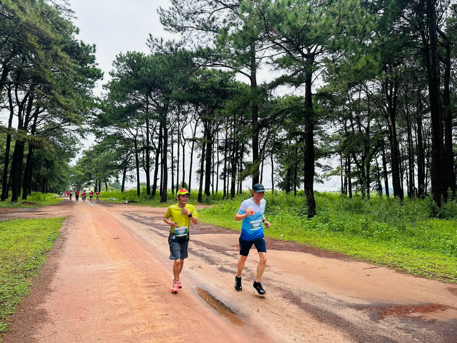 Các runner hào hứng trên đường chạy. Ảnh: M.C z6917156483115-4ff3cf856e9d9b8db546e279041c8dcf.jpg