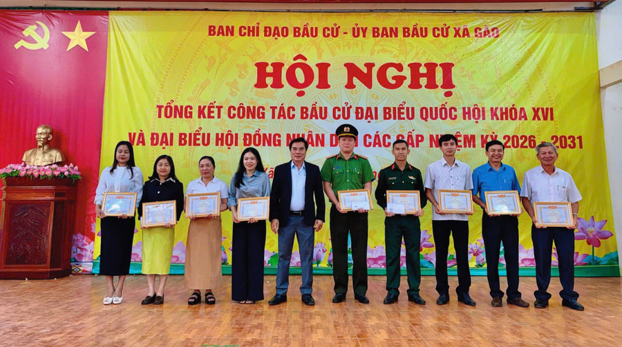 ubnd-xa-gao-tang-giay-khen-cho-cac-tap-the-co-thanh-tich-xuat-sac-trong-cong-tac-bau-cu.jpg