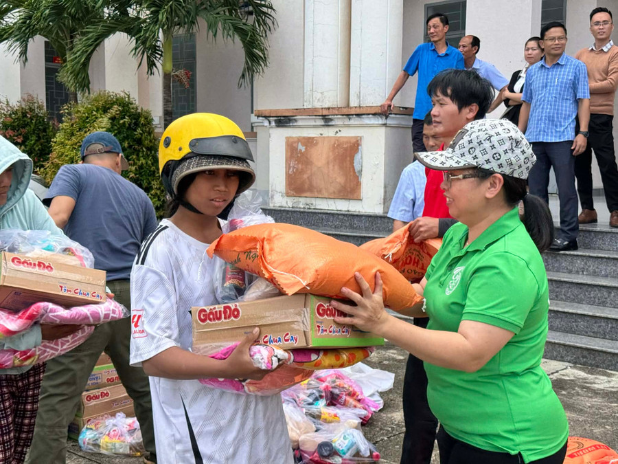 co-so-thien-nguyen-tu-tam-trao-nhu-yeu-pham-cho-ba-con-vung-ngap-lut.jpg