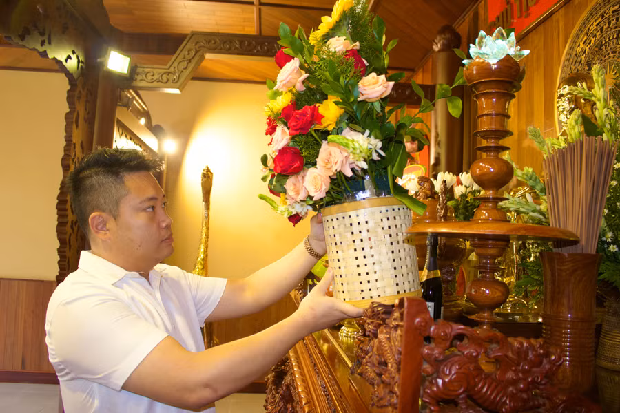 nguoi-dan-dang-hoa-tai-noi-tho-bac-ho.jpg