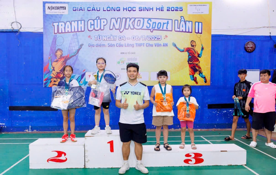 Lê Minh Anh (đầu tiên từ trái sang) đạt huy chương bạc tại Giải cầu lông học sinh hè Đắk Lắk. Ảnh: NVCC minh-anh-hoc-sinh-tieu-hoc-gia-lai-cau-long.jpg