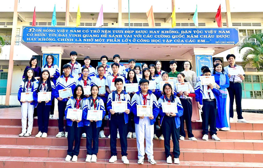 nha-truong-khen-thuong-cac-hoc-sinh-dat-giai-trong-ky-thi-chon-hoc-sinh-gioi-cap-truong-nam-hoc-2025-2026.jpg