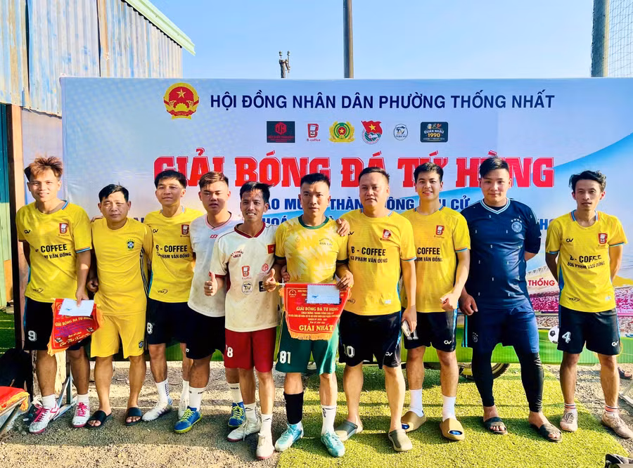doan-phuong-thong-nhat-gianh-giai-nhat-giai-bong-da-tu-hung-chao-mung-thanh-cong-cuoc-bau-cu-dai-bieu-quoc-hoi-va-hoi-dong-nhan-dan-phuong.jpg