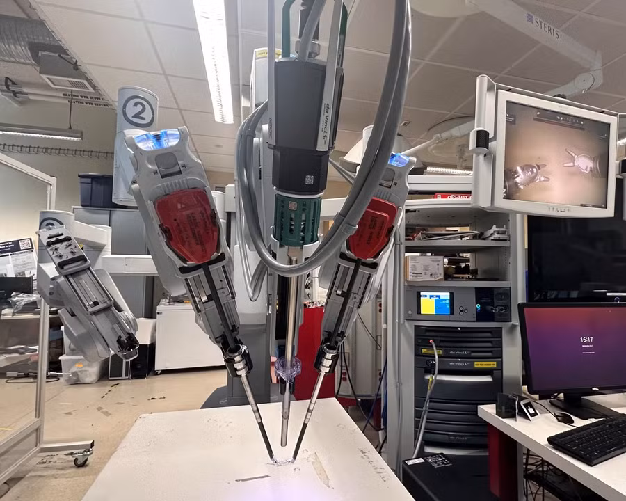 Cánh tay robot thực hiện phẫu thuật với độ chính xác 100%.