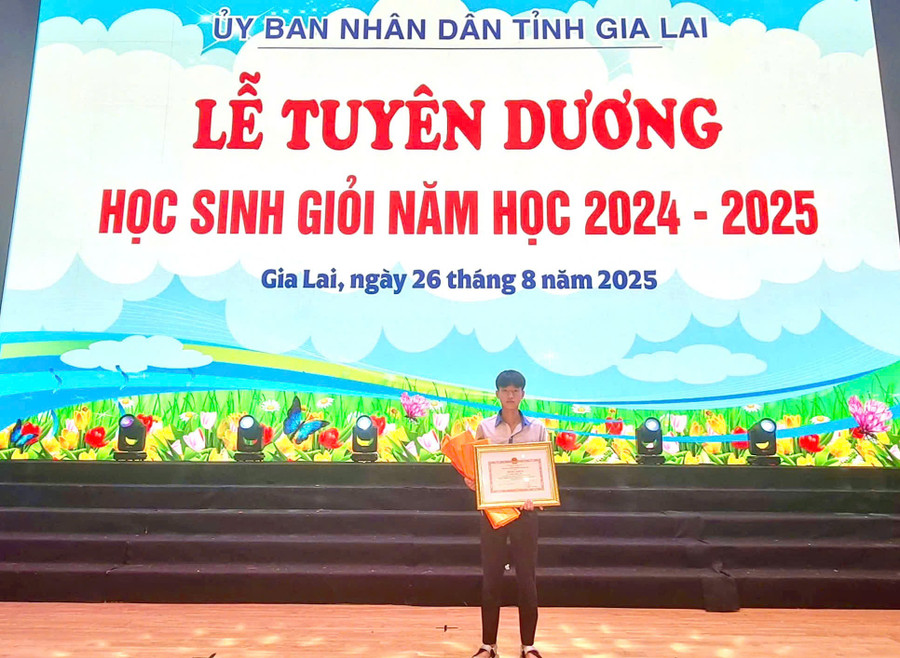 Em Trần Quốc An vinh dự góp mặt tại Lễ tuyên dương học sinh có thành tích xuất sắc năm học 2024-2025. Ảnh: NVCC quoc-an-hoc-sinh-gioi-tin-hoc-da-bong.jpg