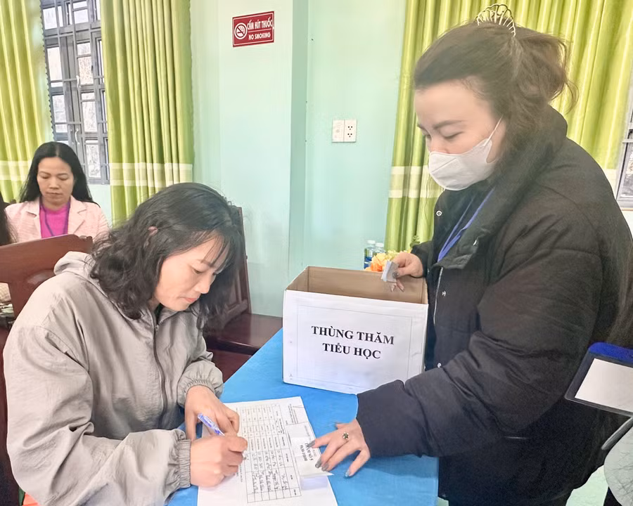 giao-vien-thuc-hien-cac-thu-tuc-boc-tham-va-ghi-danh-truoc-khi-buoc-vao-phan-thi.jpg