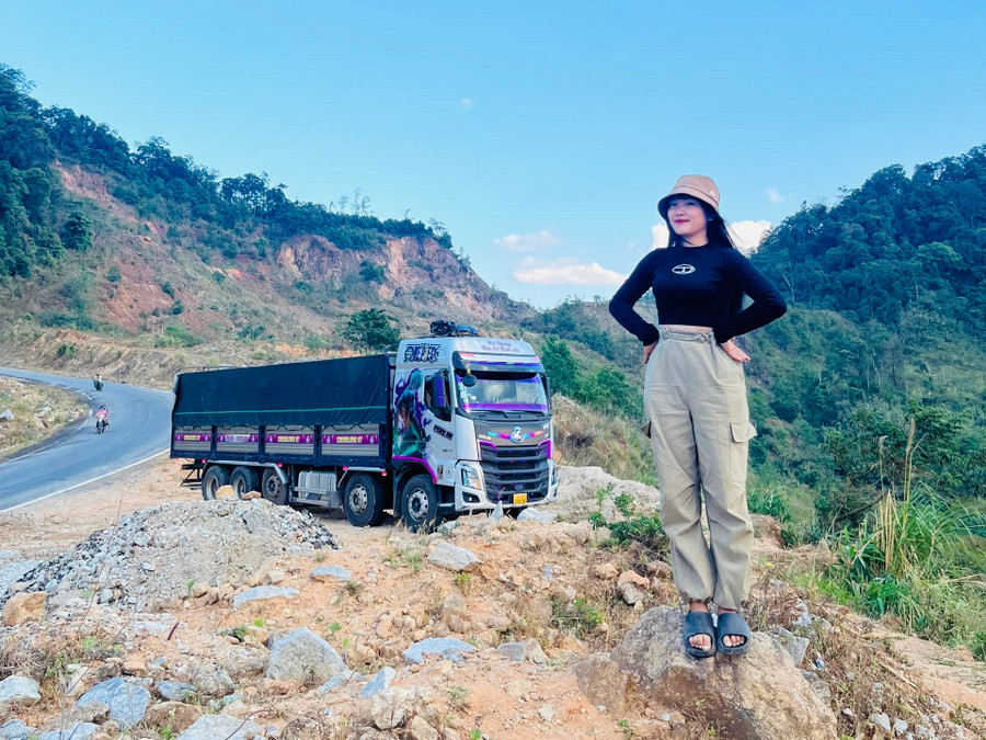 Mỗi chuyến chở hàng, Duyên đều tranh thủ tận hưởng những cảnh đẹp trên đường. Ảnh: NVCC h4.jpg