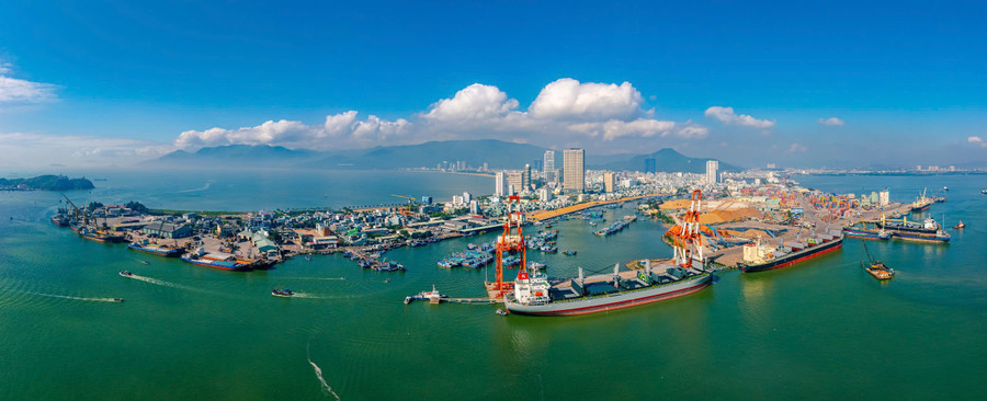 Cảng Quy Nhơn là một trong không nhiều các cảng biển ở Việt Nam có lịch sử lâu đời. Ảnh: Nguyễn Dũng h1-trang-11.jpg
