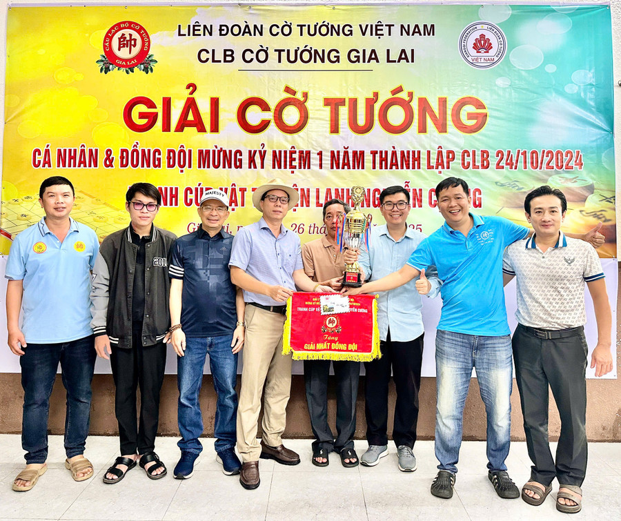 Ban tổ chức trao giải nhất đồng đội cho đội Khải Hưng. Ảnh: M.C co-tuong-gia-lai-trao-giai-nhat-dong-doi-khai-hung.jpg