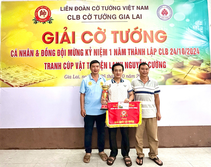 Ban tổ chức trao cúp vô địch cho kỳ thủ Trần Quang Nhật (đội Gia Lai 2, CLB Cờ tướng Gia Lai). Ảnh: M.C co-tuong-gia-lai-trao-cup-vo-dich-tran-quang-nhat.jpg