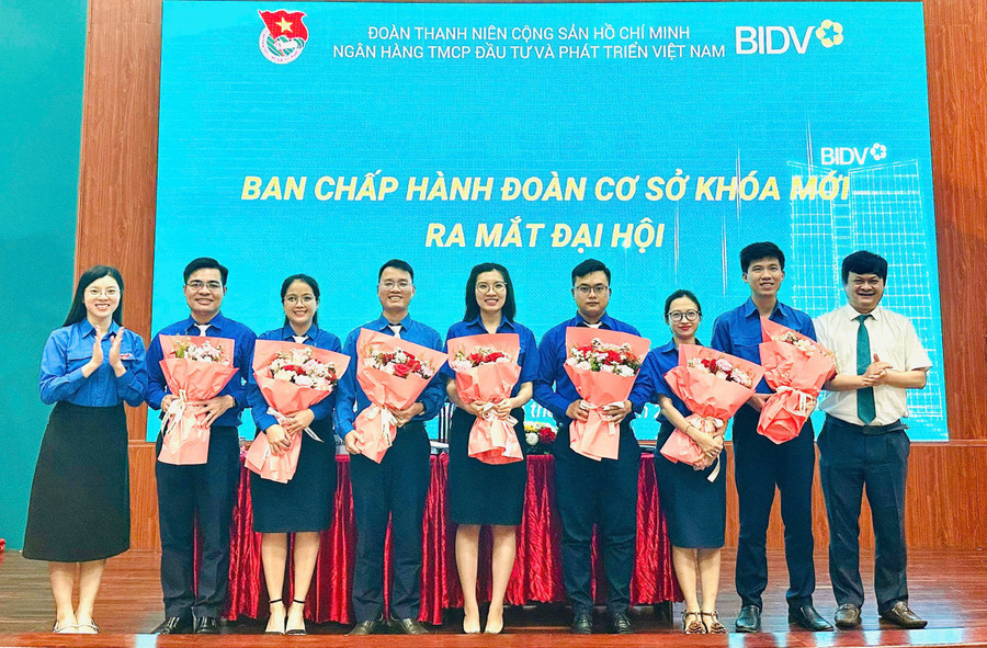 Ban Chấp hành Đoàn cơ sở BIDV Gia Lai nhiệm kỳ 2025-2030 ra mắt Đại hội. Ảnh: Đồng Lai ban-chap-hanh-doan-co-so-ra-mat-dai-hoi.jpg