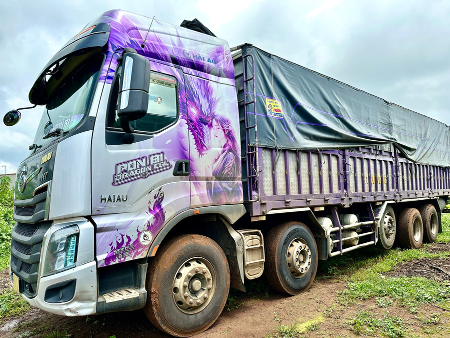 Bạn đồng hành của Duyên là chiếc xe tải 34 tấn mang diện mạo đầy cá tính. Ảnh: M.C Bạn đồng hành của Duyên là chiếc xe tải 34 tấn mang diện mạo đầy cá tính. Ảnh: M.C