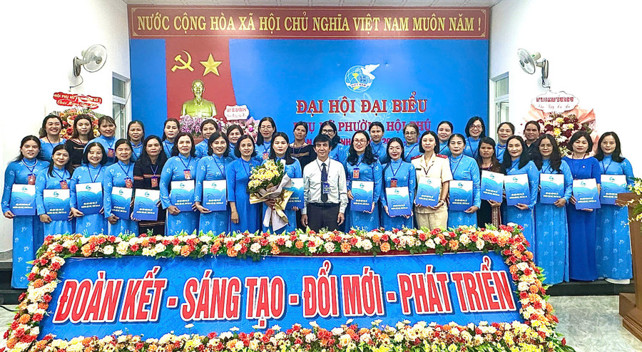 Ban Chấp hành Hội LHPN phường Hội Phú khóa I ra mắt Đại hội. Ảnh: M.C ban-chap-hanh-hoi-lien-hiep-phu-nu-phuong-hoi-phu-khoa-i-ra-mat-dai-hoijpg.jpg