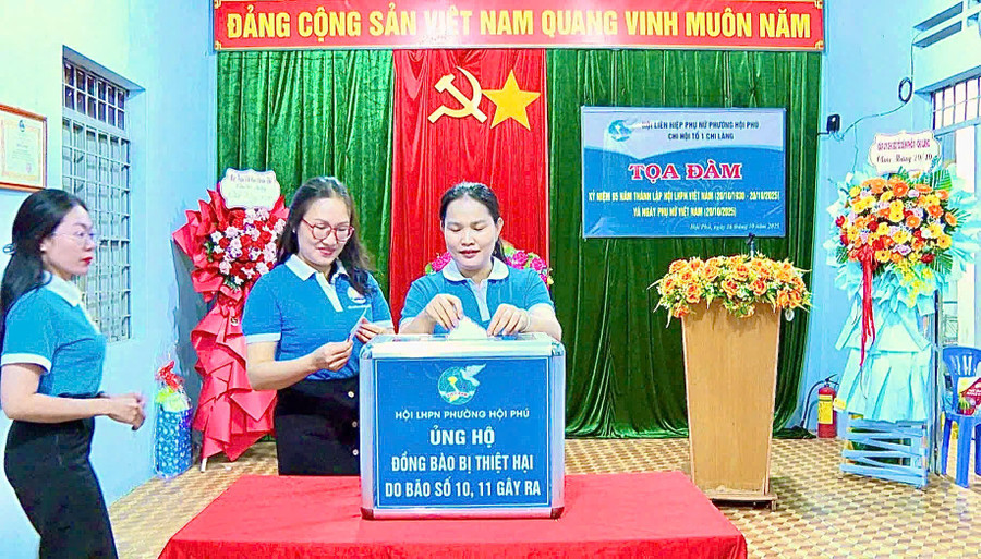 Cán bộ, hội viên phụ nữ phường Hội Phú quyên góp ủng hộ đồng bào miền Bắc và Bắc Trung Bộ khắc phục hậu quả do bão số 10 và số 11. Ảnh: Minh Chí phu-nu-hoi-phu-ung-ho-dong-bao-mien-bac-bao-10-11.jpg