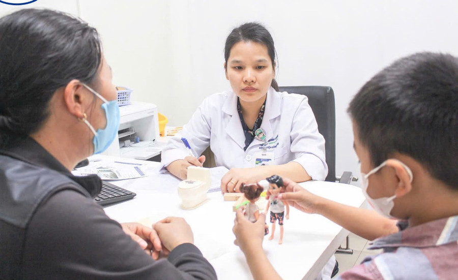 Bác sĩ tại phòng khám Ngôn ngữ trị liệu trẻ em (Bệnh viện Bình Định) thực hiện khảo sát sự tập trung ở trẻ. Ảnh: M.H 3.jpg