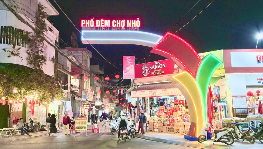 khong-gian-pho-dem-cho-nho-tai-khu-vuc-duong-phung-hung-phuong-pleiku-ruc-ro-anh-sang-voi-cong-chao-den-trang-tri-va-cac-gian-hang-san-sang-cho-le-khai-truong-va-phuc-vu-nguoi-dan.jpg