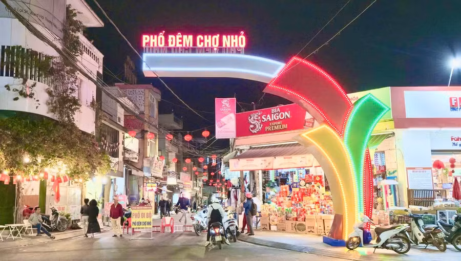 khong-gian-pho-dem-cho-nho-tai-khu-vuc-duong-phung-hung-phuong-pleiku-ruc-ro-anh-sang-voi-cong-chao-den-trang-tri-va-cac-gian-hang-san-sang-cho-le-khai-truong-va-phuc-vu-nguoi-dan.jpg