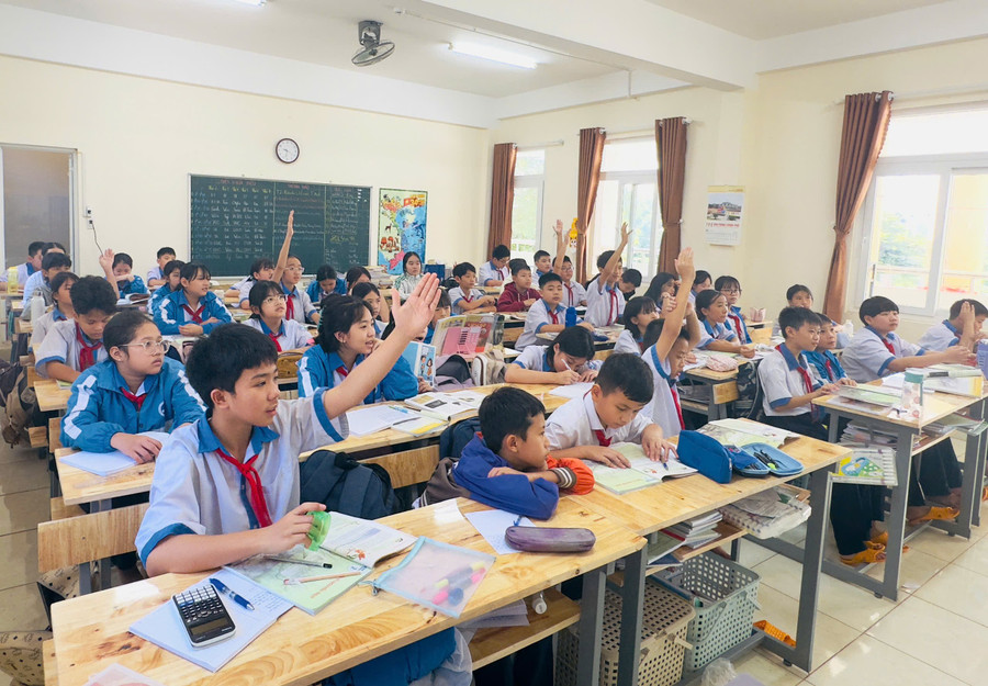 Trong giờ học, Khải Hòa (bàn đầu, ngoài cùng bên trái) luôn tập trung nghe giảng và giơ tay phát biểu xây dựng bài sôi nổi. Ảnh: Minh Chí z7038848216706-6a0d8583399fcbe63f02f311699c95a8.jpg