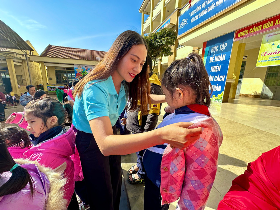 nhung-chiec-ao-am-duoc-trao-tan-tay-hoc-sinh-vung-kho-mang-theo-hoi-am-cua-mua-xuan-tinh-nguyen.jpg