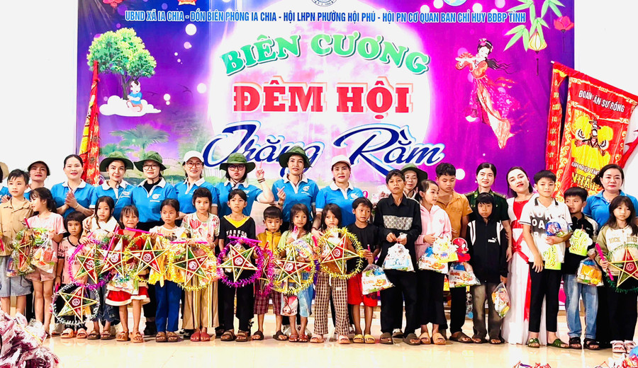 Các đơn vị tặng quà cho trẻ em xã Ia Chía. Ảnh: Minh Chí cac-don-vi-tang-1000-suat-qua-trung-thu-cho-cac-em-thieu-nhi.jpg