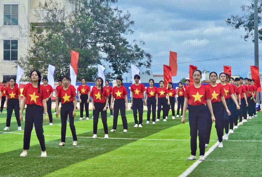 khoi-dong-dien-dan-vu-cua-doan-vien-thanh-nien-trong-trang-phuc-ao-co-to-quoc-bieu-dien-chao-mung-le-khai-mac-dai-hoi-the-duc-the-thao-phuong-pleiku-lan-thu-i-nam-2025.jpg