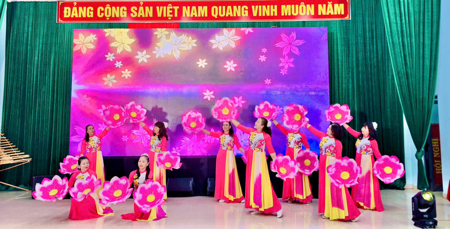 tiet-muc-mua-chao-xuan-do-hoi-vien-phu-nu-phuong-thong-nhat-bieu-dien-tai-chuong-trinh-van-nghe-mung-dang-quang-vinh-mung-xuan-binh-ngo-2026-9379.jpg