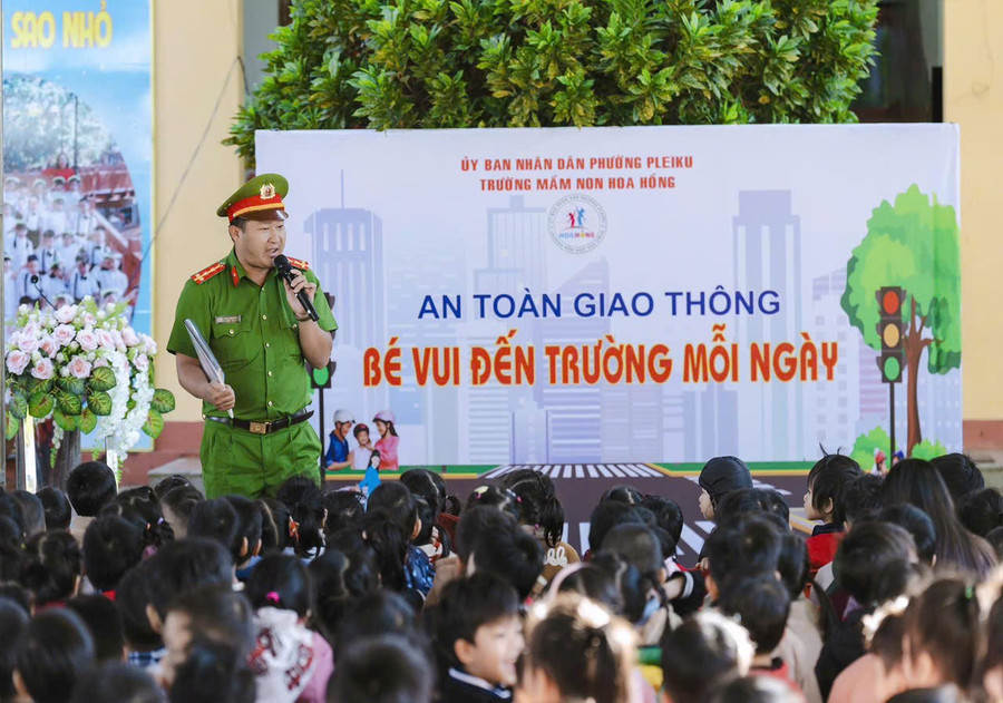 can-bo-cong-an-phuong-pleiku-huong-dan-tre-nhan-biet-tin-hieu-den-giao-thong-va-ky-nang-tham-gia-giao-thong-an-toan.jpg