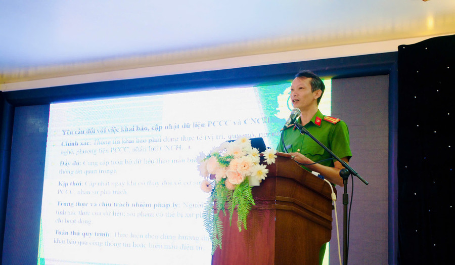 can-bo-phong-canh-sat-pccc-va-cnch-cong-an-tinh-gia-lai-pho-bien-cac-quy-dinh-phap-luat-ve-khai-bao-cap-nhat-du-lieu-pccc.jpg