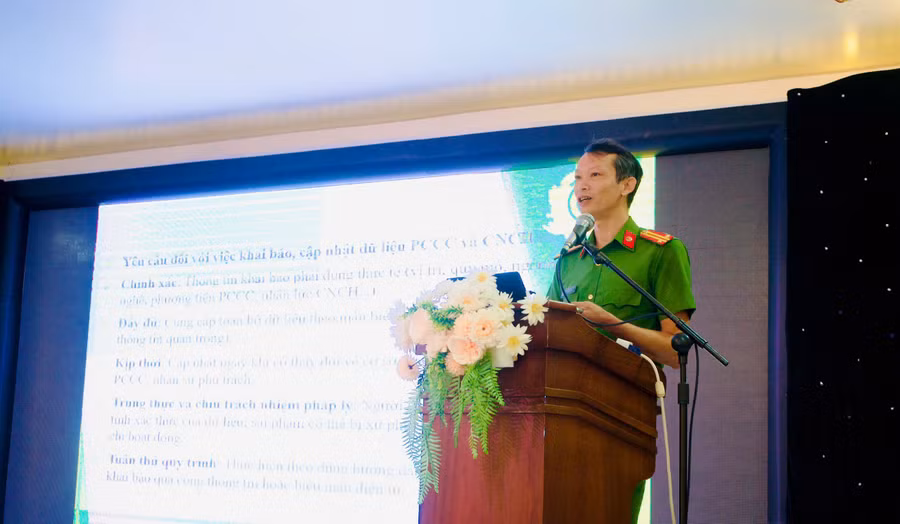 can-bo-phong-canh-sat-pccc-va-cnch-cong-an-tinh-gia-lai-pho-bien-cac-quy-dinh-phap-luat-ve-khai-bao-cap-nhat-du-lieu-pccc.jpg