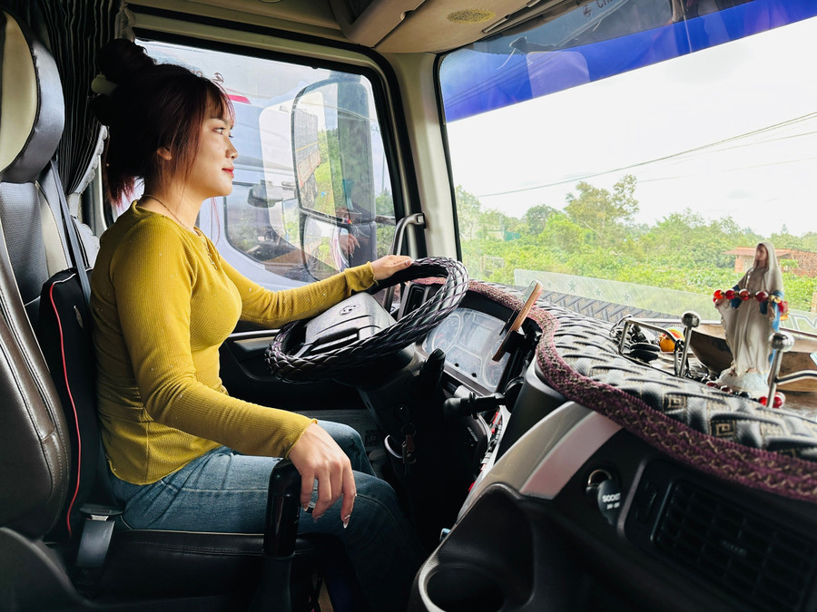 Thùy Duyên lái xe tải 34 tấn chở nông sản từ Gia Lai đi khắp mọi miền đất nước. Ảnh: M.C h1.jpg