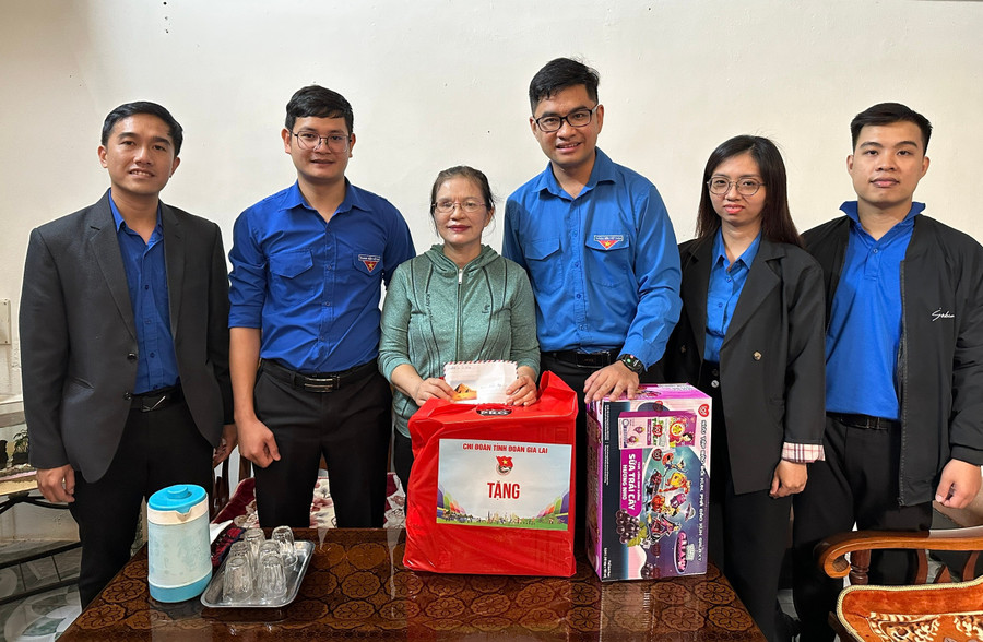 Đoàn viên, thanh niên thăm hỏi, tặng quà cựu thanh niên xung phong Trương Thị Kim Chung. Ảnh: H.H hinh-1.jpg