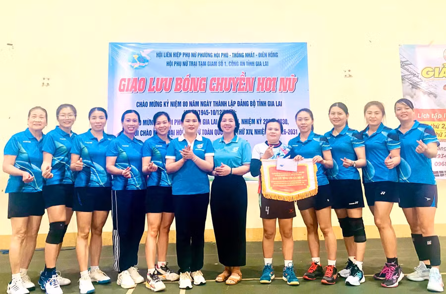 Ban Tổ chức trao giải nhất cho Hội LHPN phường Thống Nhất. Ảnh: Minh Chí