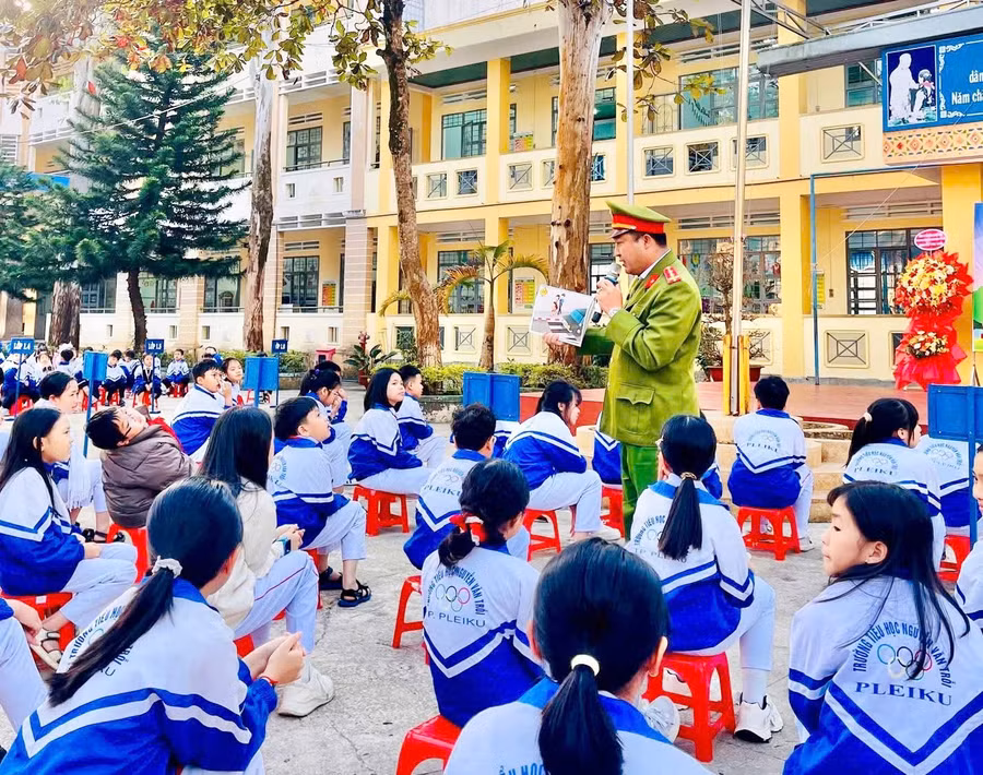 can-bo-cong-an-phuong-pleiku-pho-bien-kien-thuc-co-ban-ve-luat-giao-thong-duong-bo-cho-hoc-sinh-truong-tieu-hoc-nguyen-van-troi.jpg