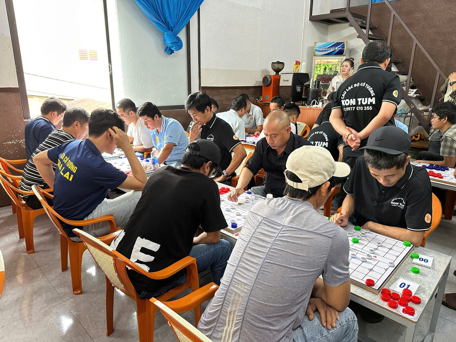 Các kỳ thủ thi đấu tập trung, có nhiều nước cờ hay. Ảnh: Minh Chí hinh.jpg