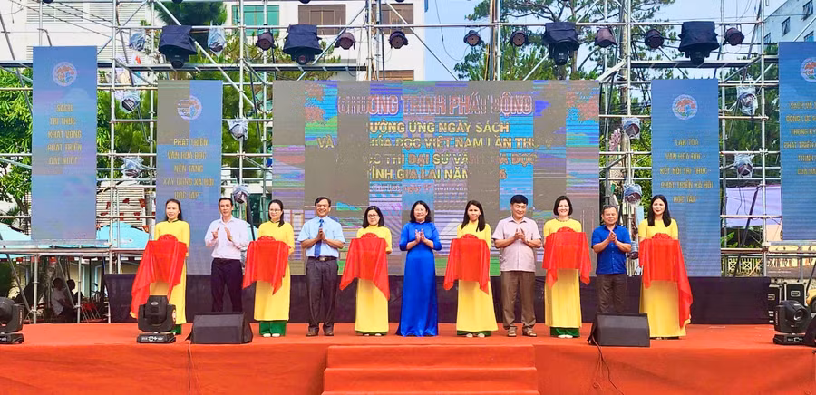 dai-bieu-thuc-hien-nghi-thuc-cat-bang-khai-mac-chuong-trinh-phat-dong-ngay-sach-va-van-hoa-doc-viet-nam-lan-thu-v-va-cuoc-thi-dai-su-van-hoa-doc-tinh-gia-lai-nam-2026.jpg