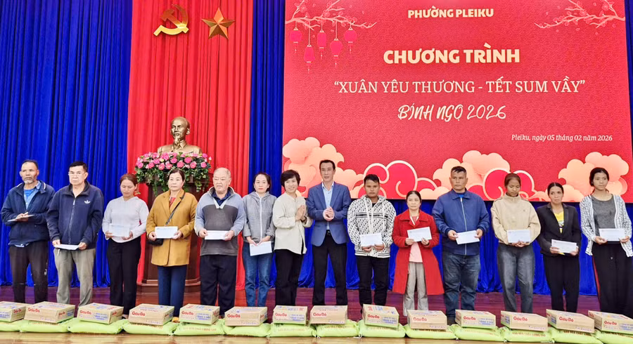 dai-dien-lanh-dao-phuong-pleiku-cung-nha-tai-tro-trao-qua-tet-cho-ho-ngheo-can-ngheo-co-hoan-canh-kho-khan-tren-dia-ban-5689.jpg