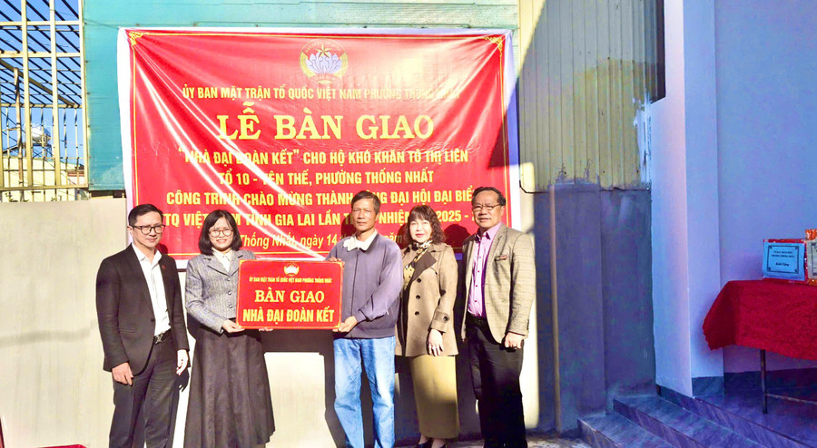 uy-ban-mttq-viet-nam-phuong-thong-nhat-va-cong-ty-co-phan-in-dau-tu-phat-trien-giao-duc-gia-lai-ban-giao-nha-dai-doan-ket-cho-dai-dien-gia-dinh-ba-to-thi-lien.jpg