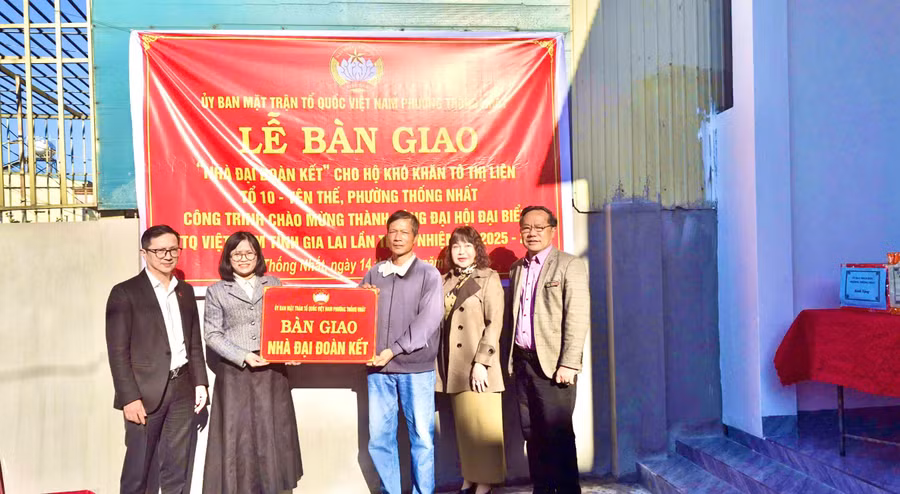 uy-ban-mttq-viet-nam-phuong-thong-nhat-va-cong-ty-co-phan-in-dau-tu-phat-trien-giao-duc-gia-lai-ban-giao-nha-dai-doan-ket-cho-dai-dien-gia-dinh-ba-to-thi-lien.jpg