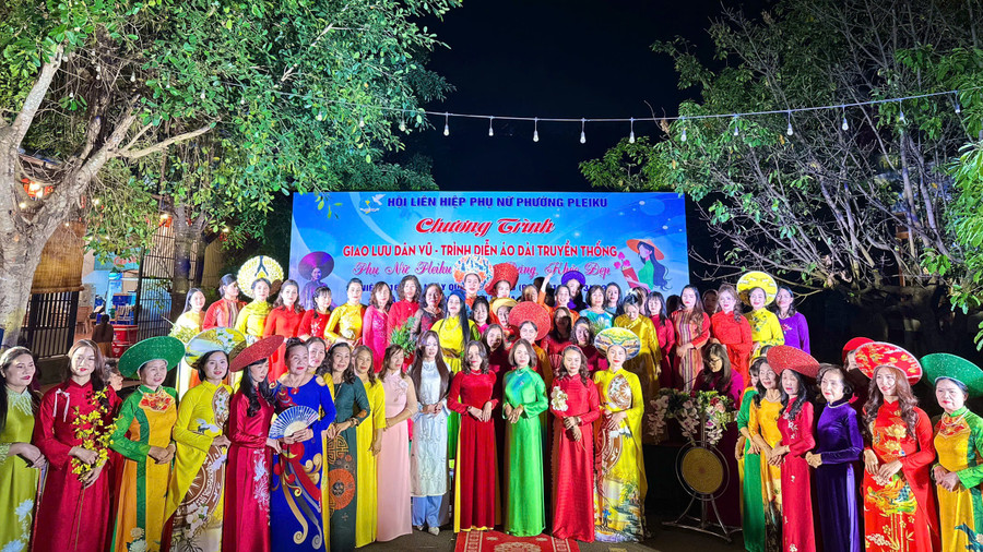 hoi-vien-phu-nu-phuong-pleiku-trinh-dien-ao-dai-tai-chuong-trinh-giao-luu-dan-vu-ton-vinh-ve-dep-ao-dai-truyen-thong.jpg