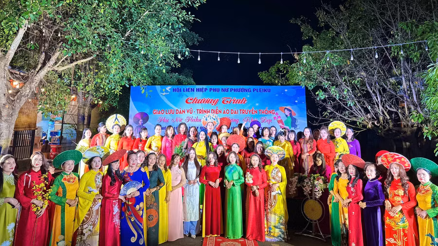 hoi-vien-phu-nu-phuong-pleiku-trinh-dien-ao-dai-tai-chuong-trinh-giao-luu-dan-vu-ton-vinh-ve-dep-ao-dai-truyen-thong.jpg
