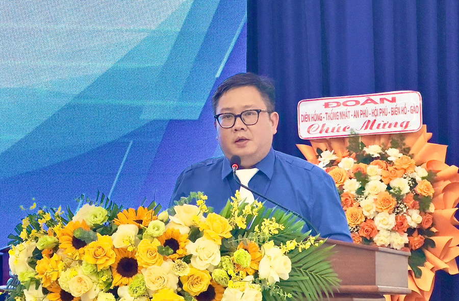 Phó Bí thư Tỉnh đoàn Nguyễn Chí Hiếu phát biểu chỉ đạo Đại hội. Ảnh: M.C dong-chi-nguyen-chi-hieu-pho-bi-thu-tinh-doan-phat-bieu-chi-dao-dai-hoijpg.jpg