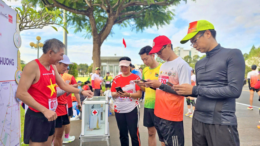 nguoi-dan-va-cac-van-dong-vien-ung-ho-tai-diem-truc-tiep.jpg