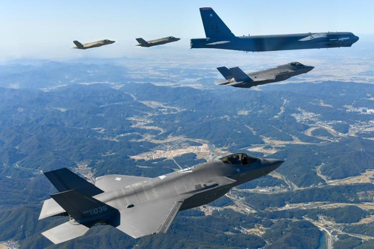 Máy bay ném bom chiến lược B-52 và các máy bay chiến đấu khác của Mỹ. Ảnh: Yonhap Máy bay ném bom chiến lược B-52 và các máy bay chiến đấu khác của Mỹ. Ảnh: Yonhap